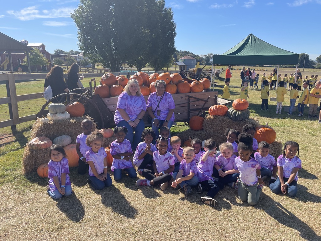 Pre-K group picture at pumpkin patch