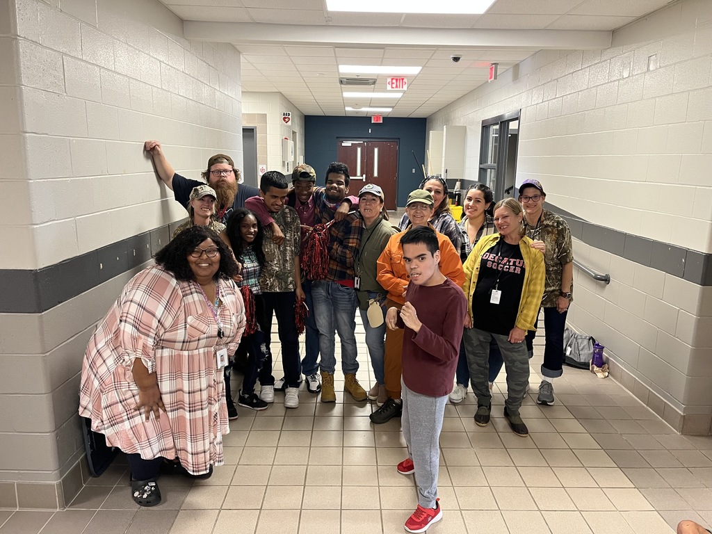 Hartselle Hick Day Students gather for group picture in hallway